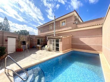 Casa amb piscina en venda a Formentera del Segura
