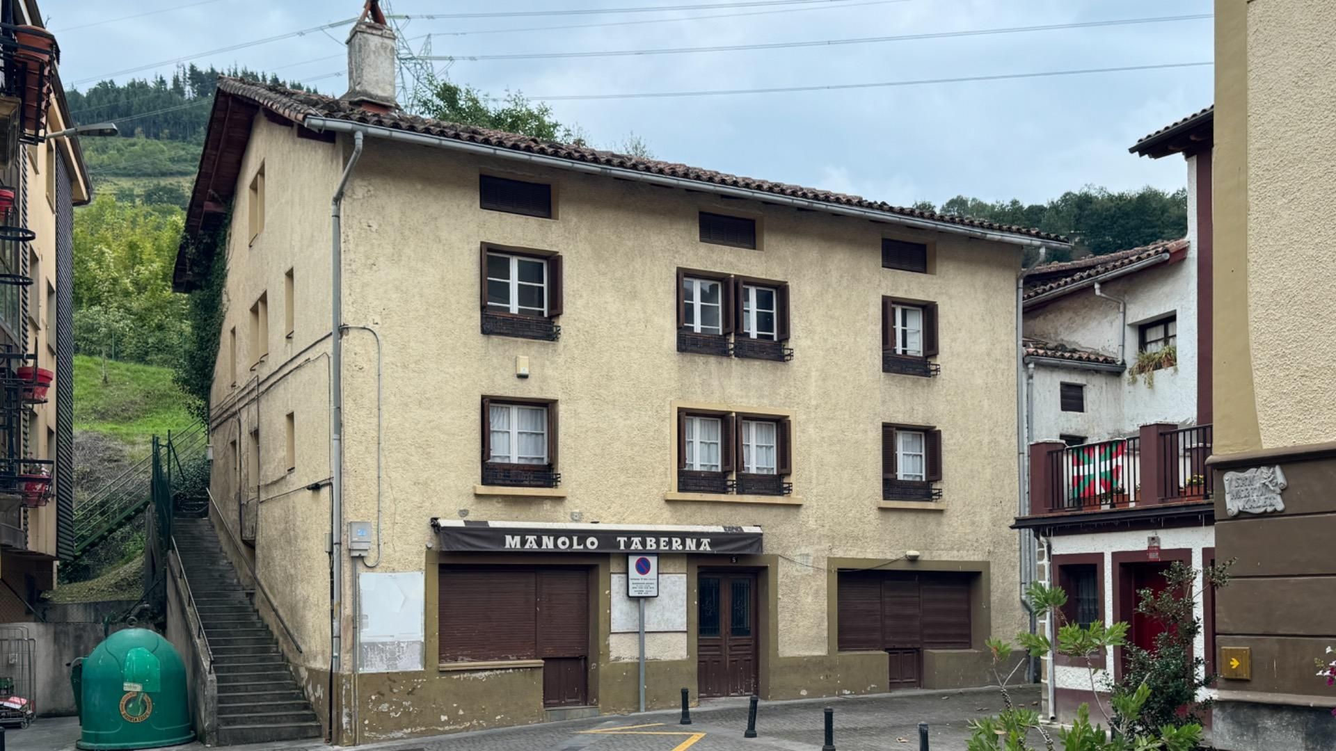 Vista exterior de Casa o xalet en venda en Zegama amb Jardí privat, Terrassa i Traster