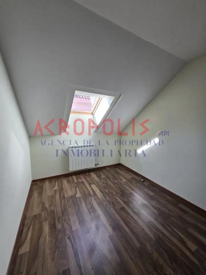 Habitación de Dúplex en venta en Puebla de Lillo con Calefacción, Terraza y Trastero