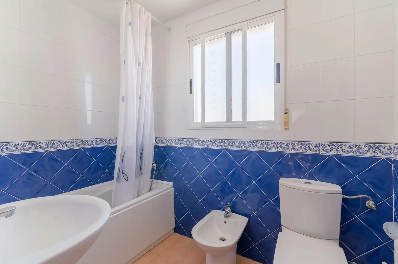 Badezimmer von Einfamilien-Reihenhaus zum Verkauf in Benicasim / Benicàssim mit Heizung, Privatgarten und Terrasse
