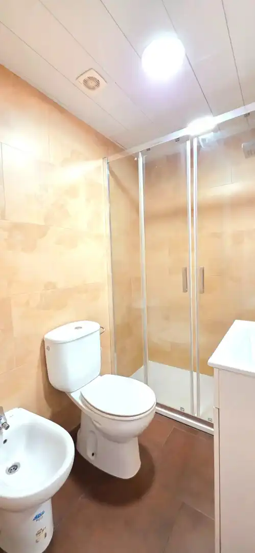 Badezimmer von Wohnung zum Verkauf in Barcelona mit Ofen, Balkon und Alarm