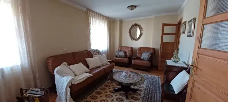 Wohnzimmer von Einfamilien-Reihenhaus zum Verkauf in Oviedo  mit Privatgarten, Möbliert und Ofen