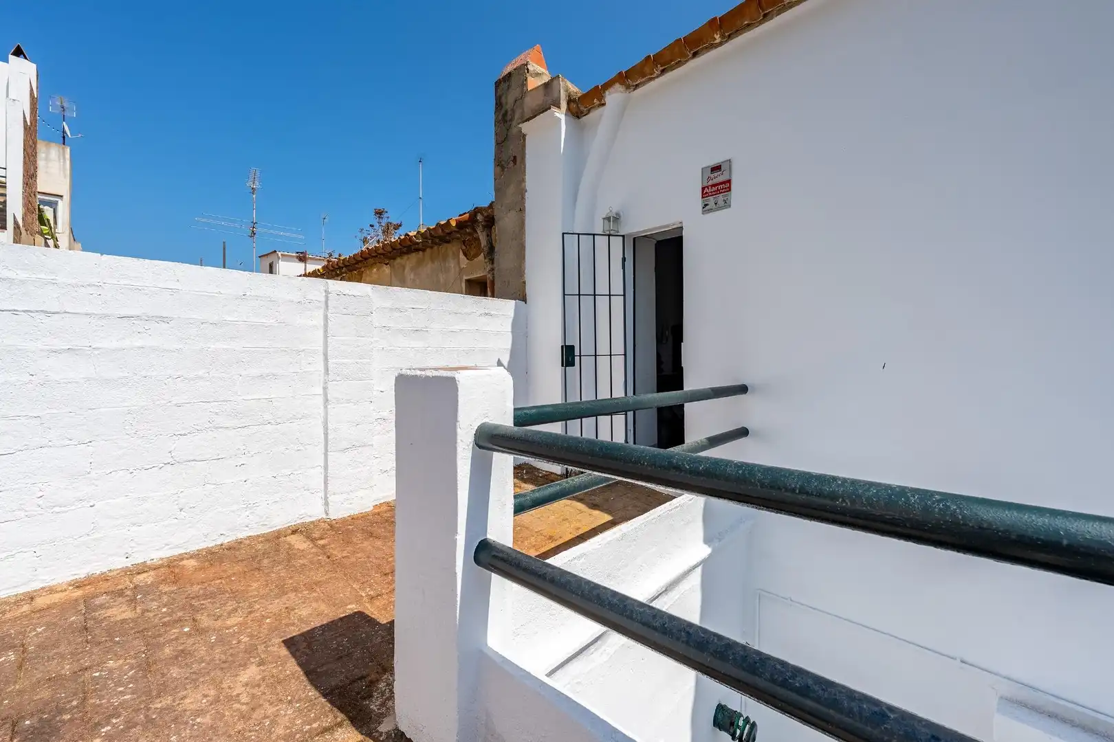 Vista exterior de Casa o xalet en venda en El Masnou amb Terrassa, Traster i Balcó