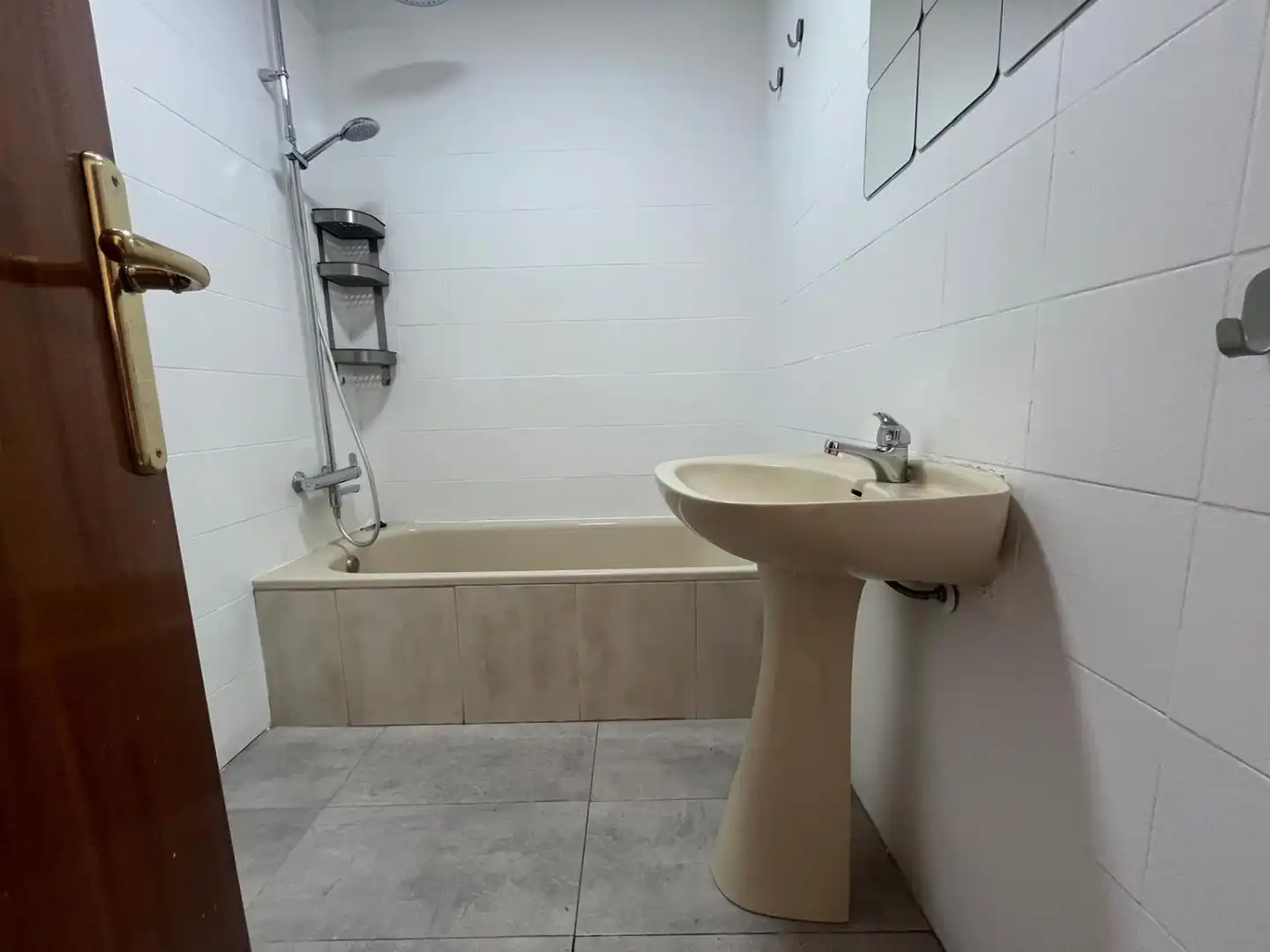 Bathroom of Flat for rent in Sevilla  with Air Conditioner, Terrace and Community pool