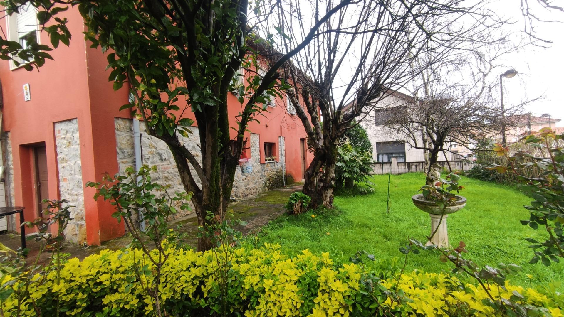 Jardí de Casa o xalet en venda en Torrelavega  amb Calefacció, Terrassa i Traster