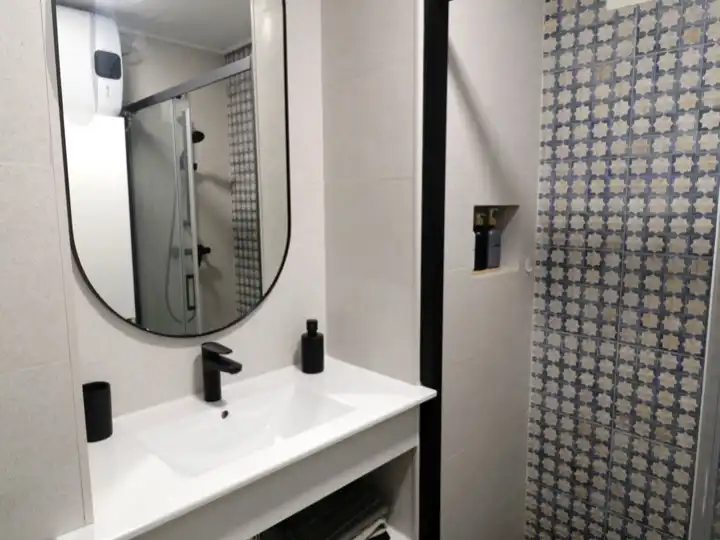 Badezimmer von Wohnung zur Miete in  Cádiz Capital mit Klimaanlage und Balkon