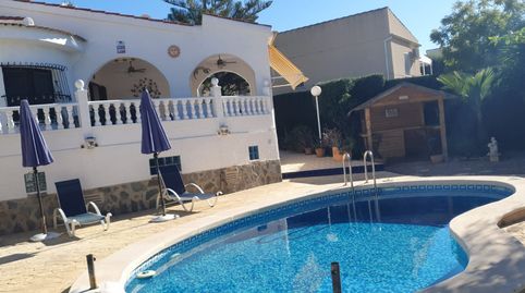 EXCLUSIVA VILLA INDEPENDIENTE CON APARTAMENTO DE INVITADOS, PISCINA PRIVADA Y GRAN PARCELA EN CIUDAD QUESADA