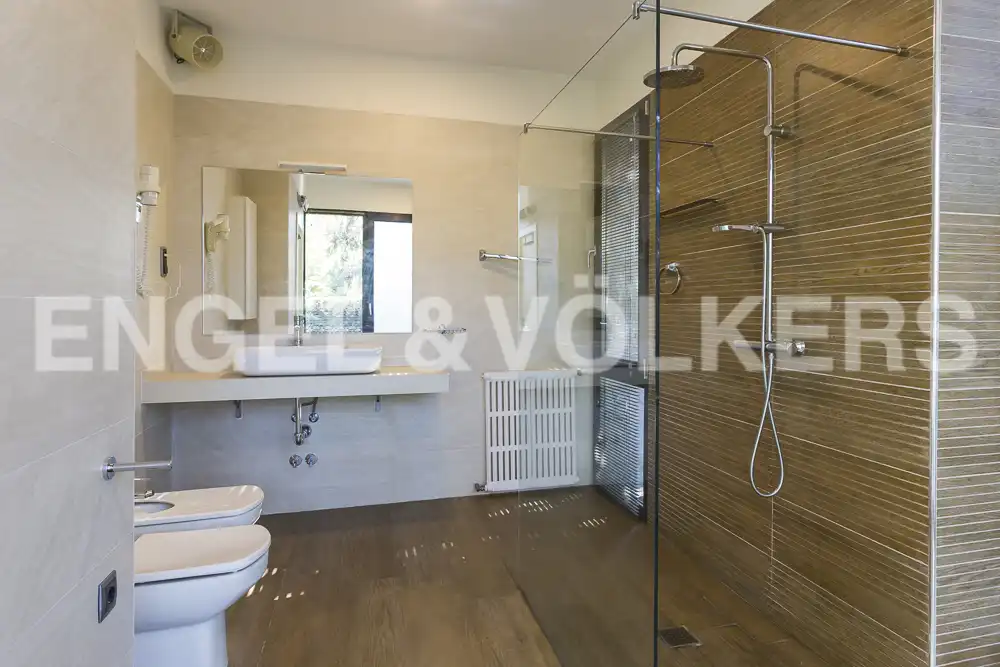 Bany de Casa o xalet en venda en Collado Villalba amb Aire condicionat, Calefacció i Jardí privat