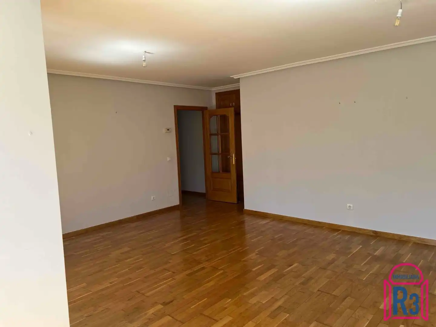 Sala d'estar de Pis en venda en León Capital  amb Calefacció, Terrassa i Traster