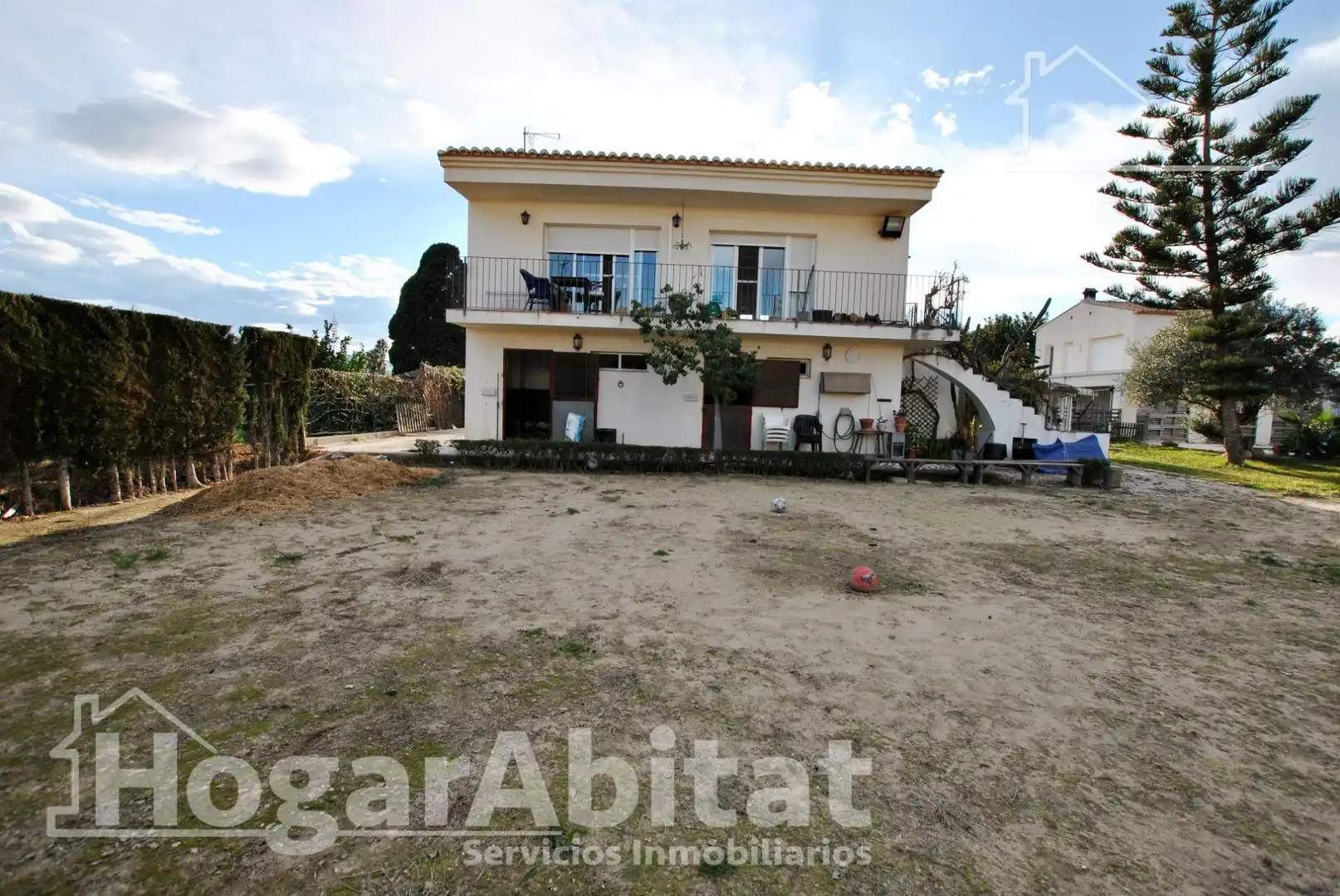 Vista exterior de Casa o xalet en venda en Oliva amb Aire condicionat, Jardí privat i Terrassa