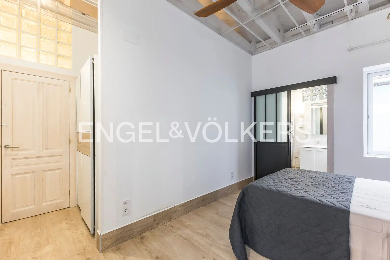 Schlafzimmer von Dachboden zur Miete in Madrid mit Klimaanlage, Heizung und Parkett
