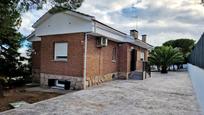 Vista exterior de Casa o xalet en venda en Valdemorillo amb Aire condicionat, Calefacció i Jardí privat