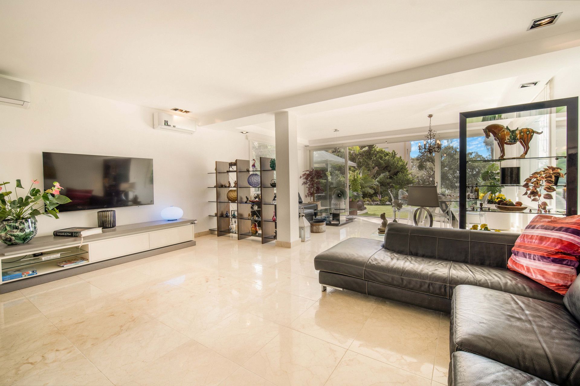 Sala d'estar de Casa o xalet en venda en Mijas amb Aire condicionat, Jardí privat i Terrassa