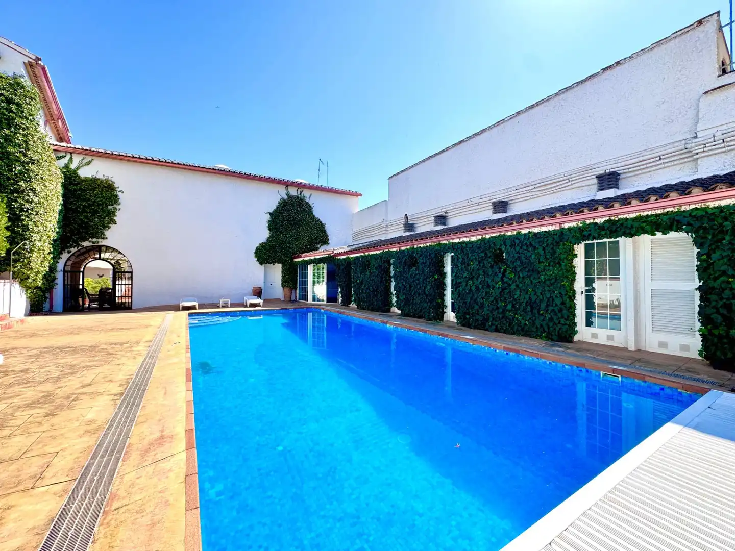 Swimming pool of Houses for sale in Chiva  with Air Conditioner, Private garden and Terrace