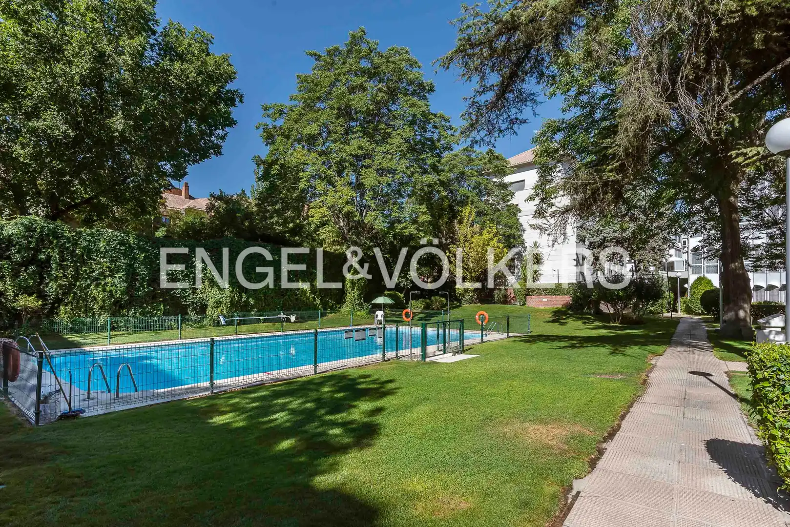 Piscina de Piso en venta en Madrid con Calefacción, Jardín privado y Parquet