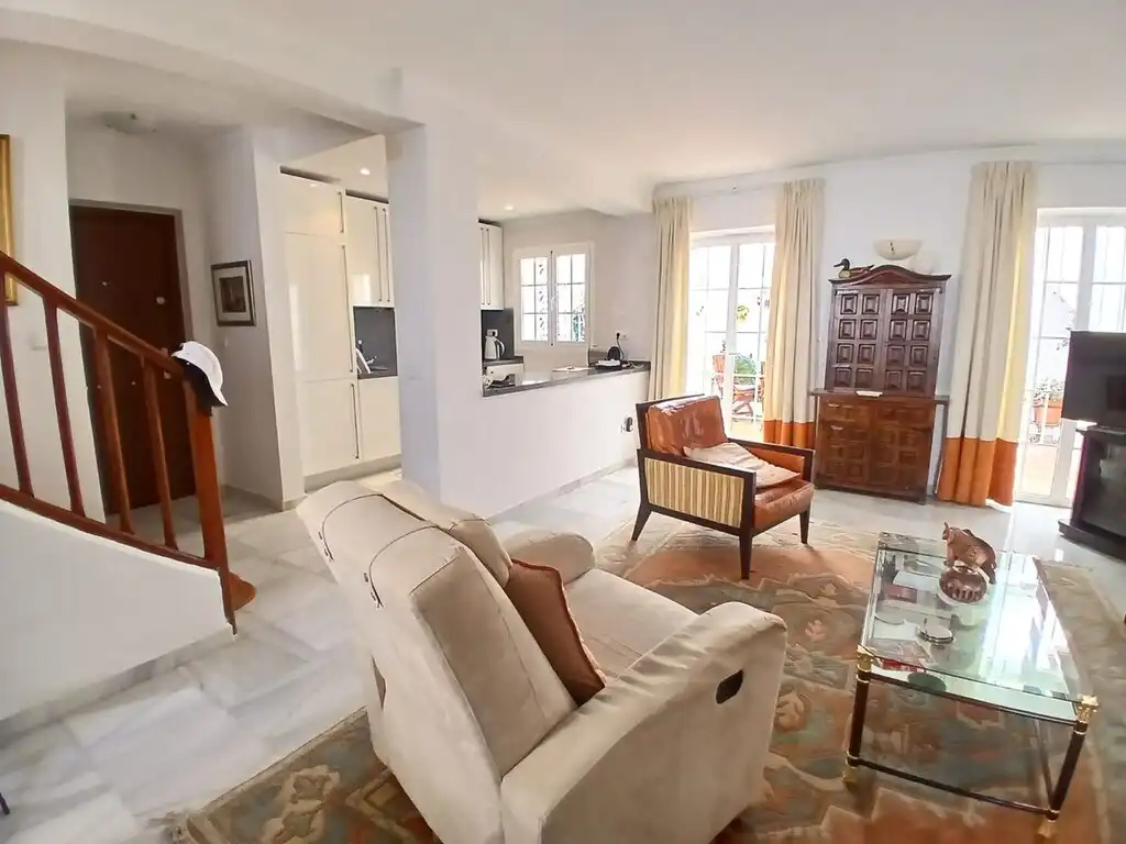 Wohnzimmer von Einfamilien-Reihenhaus zum Verkauf in Fuengirola mit Klimaanlage, Terrasse und Möbliert