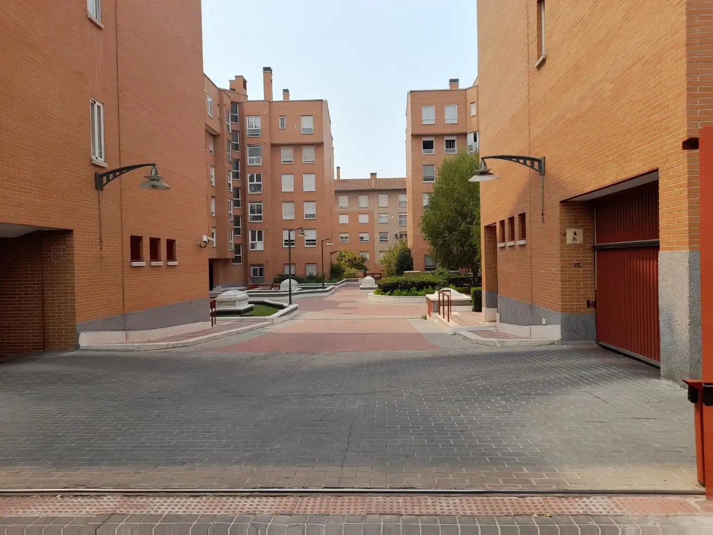 Vista exterior de Garaje de alquiler en Madrid con Alarma