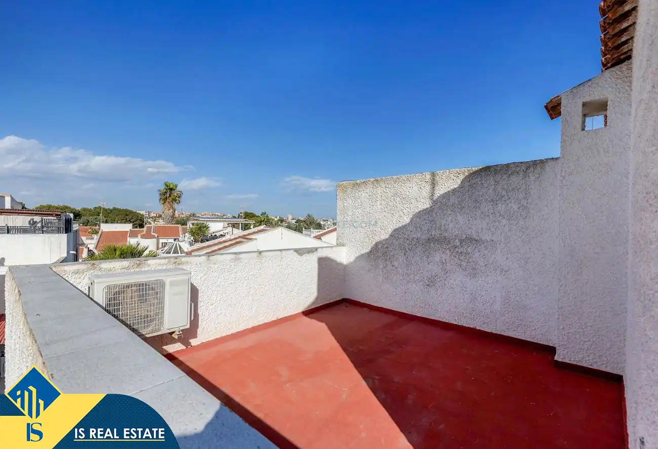 Terrasse von Einfamilien-Reihenhaus zum Verkauf in Torrevieja mit Klimaanlage, Heizung und Privatgarten