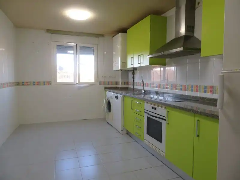 Cocina de Casa o chalet en venta en Chozas de Abajo con Calefacción, Jardín privado y Trastero