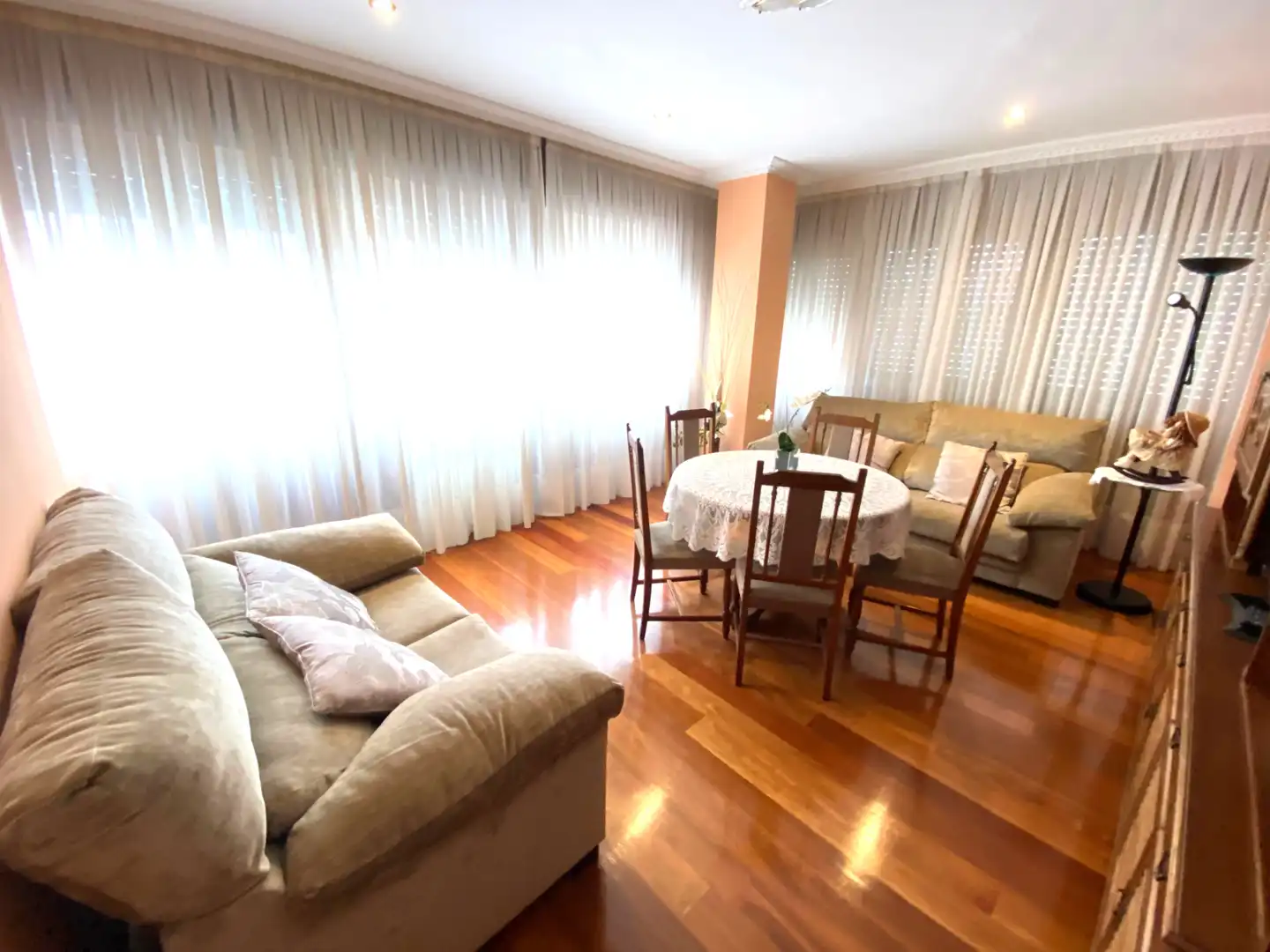 Sala de estar de Piso en venta en Castro-Urdiales con Horno, Lavadora y Microondas