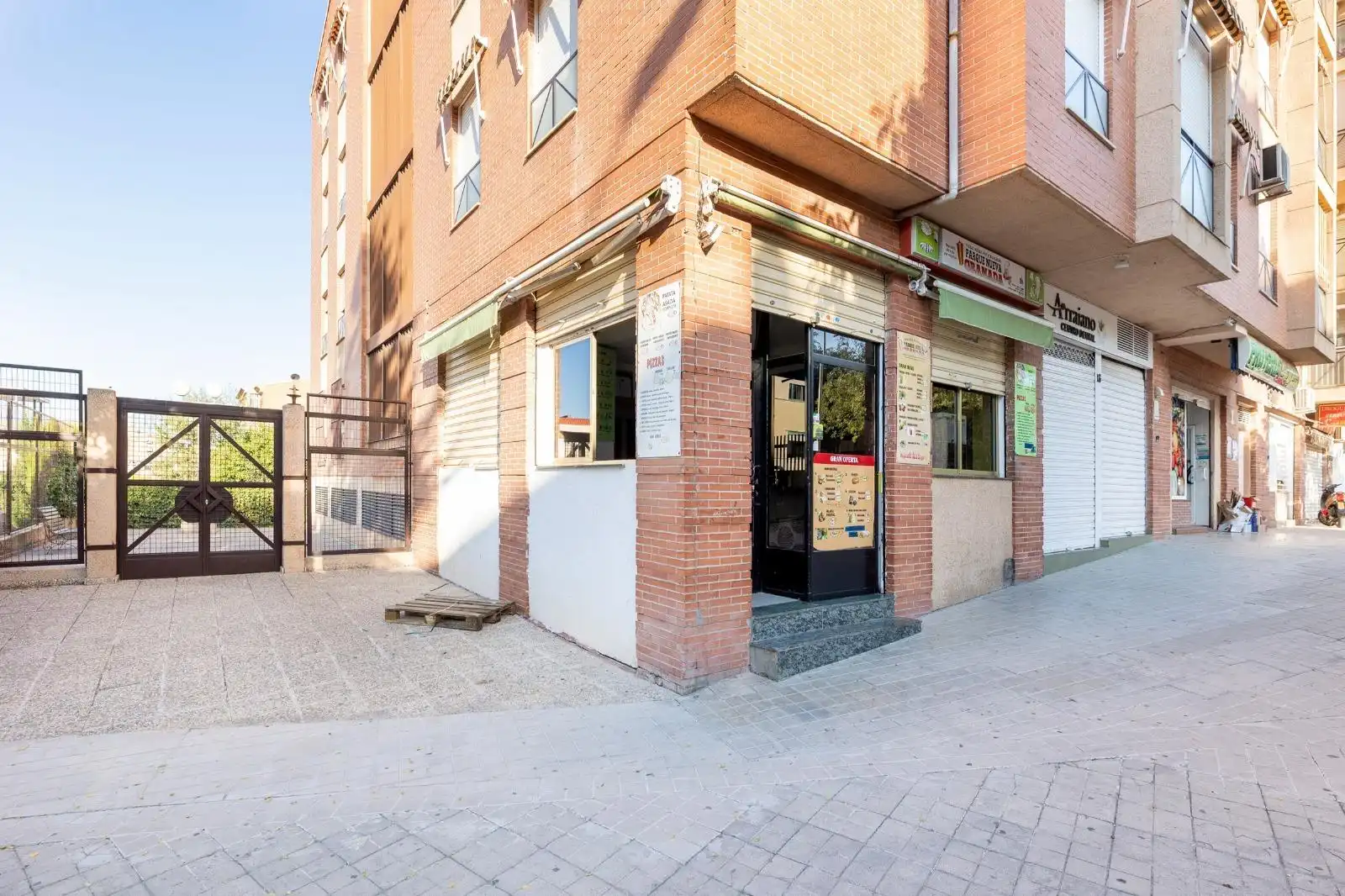 Vista exterior de Local en venta en Granada