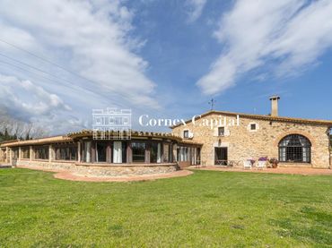 House with pool for sale in Begur