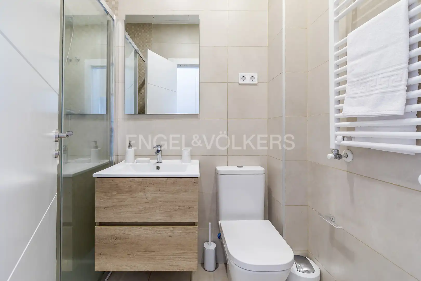 Bany de Apartament de lloguer en Madrid amb Aire condicionat, Calefacció i Moblat