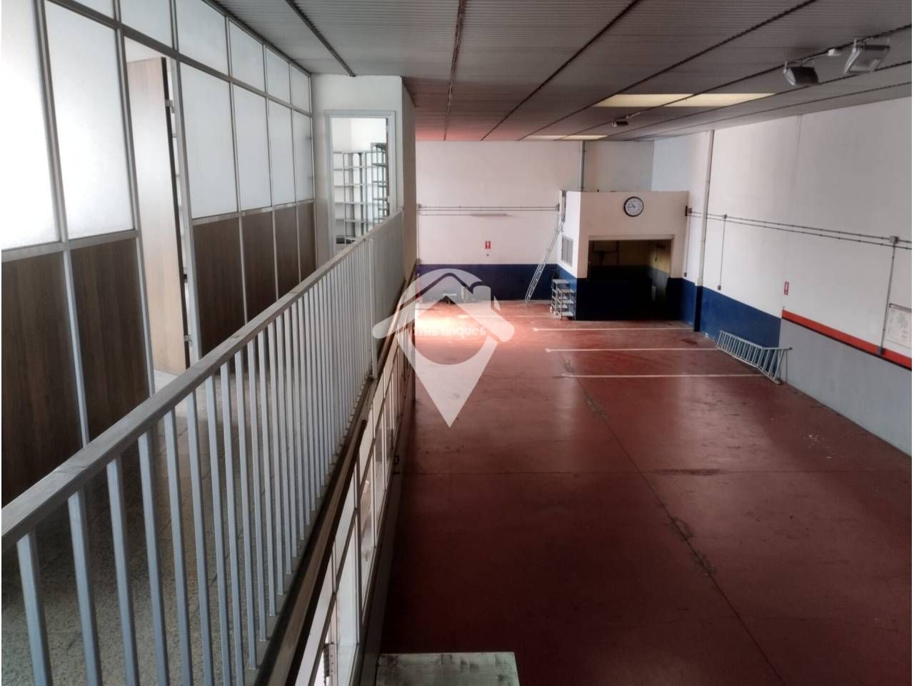 Parkplatz von Fabrikhallen zur Miete in Sant Quirze del Vallès mit Alarm