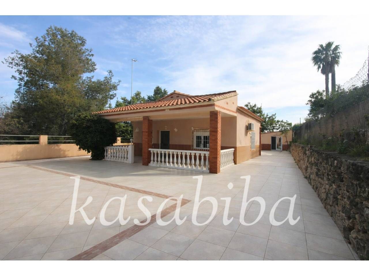 Vista exterior de Casa o xalet en venda en Chiva amb Jardí privat, Terrassa i Piscina
