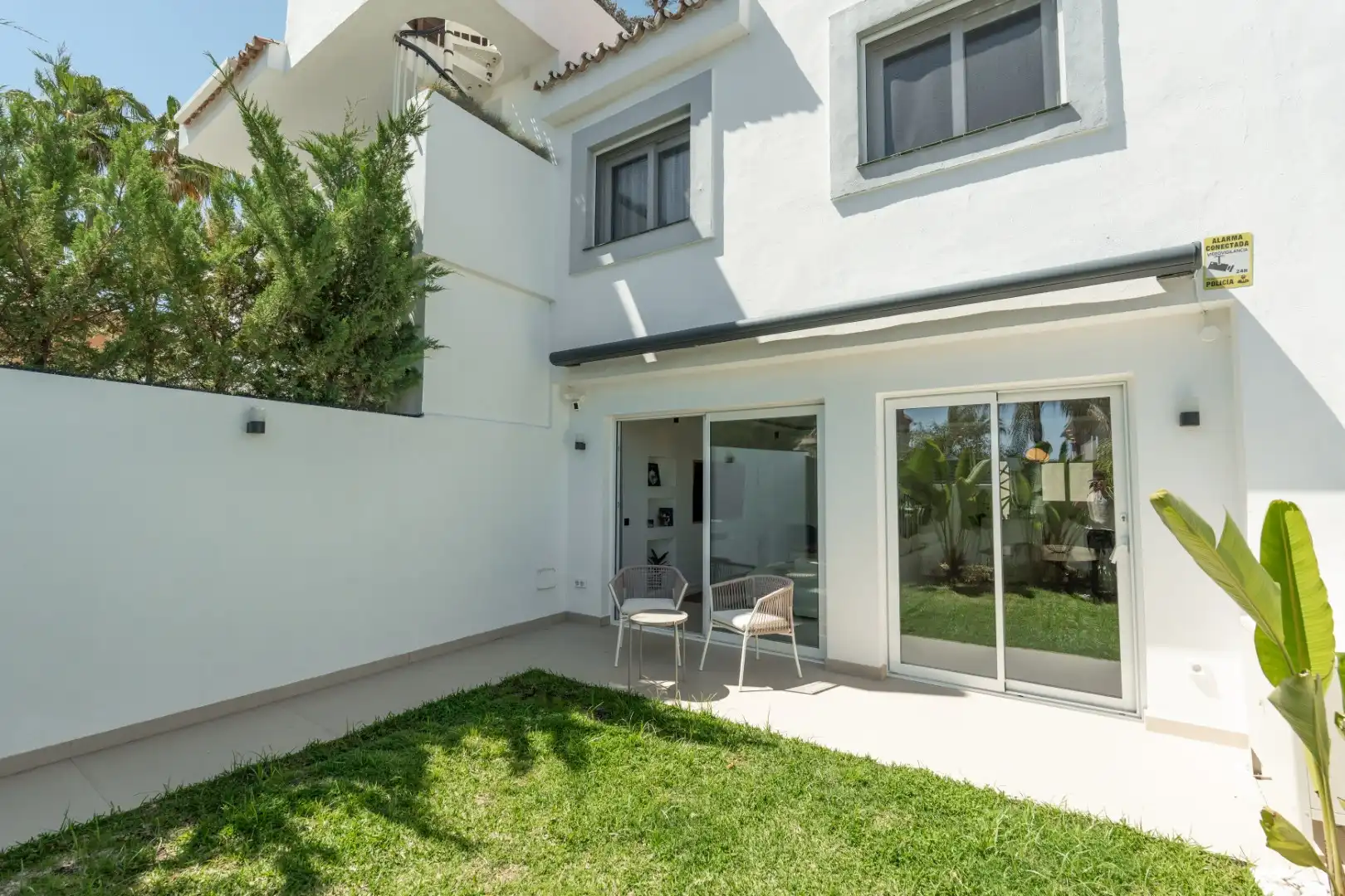 Garten von Einfamilien-Reihenhaus zum Verkauf in Marbella mit Klimaanlage, Heizung und Privatgarten