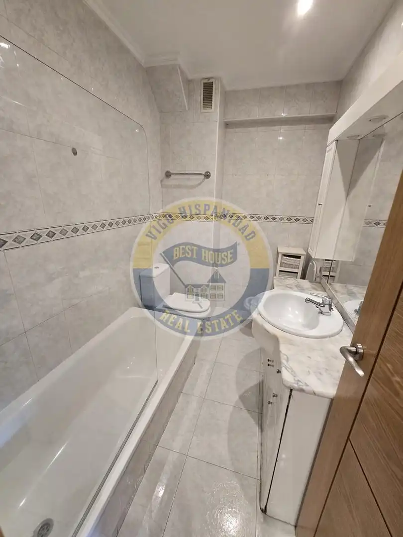 Badezimmer von Wohnung zur Miete in Vigo  mit Heizung, Parkett und Möbliert