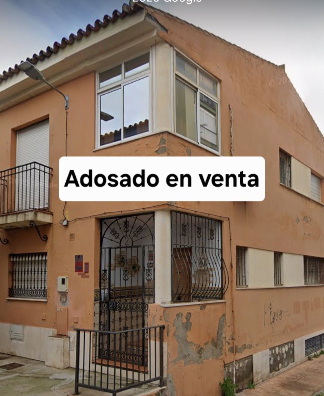 Vista exterior de Casa adosada en venda en La Línea de la Concepción amb Aire condicionat, Terrassa i Traster