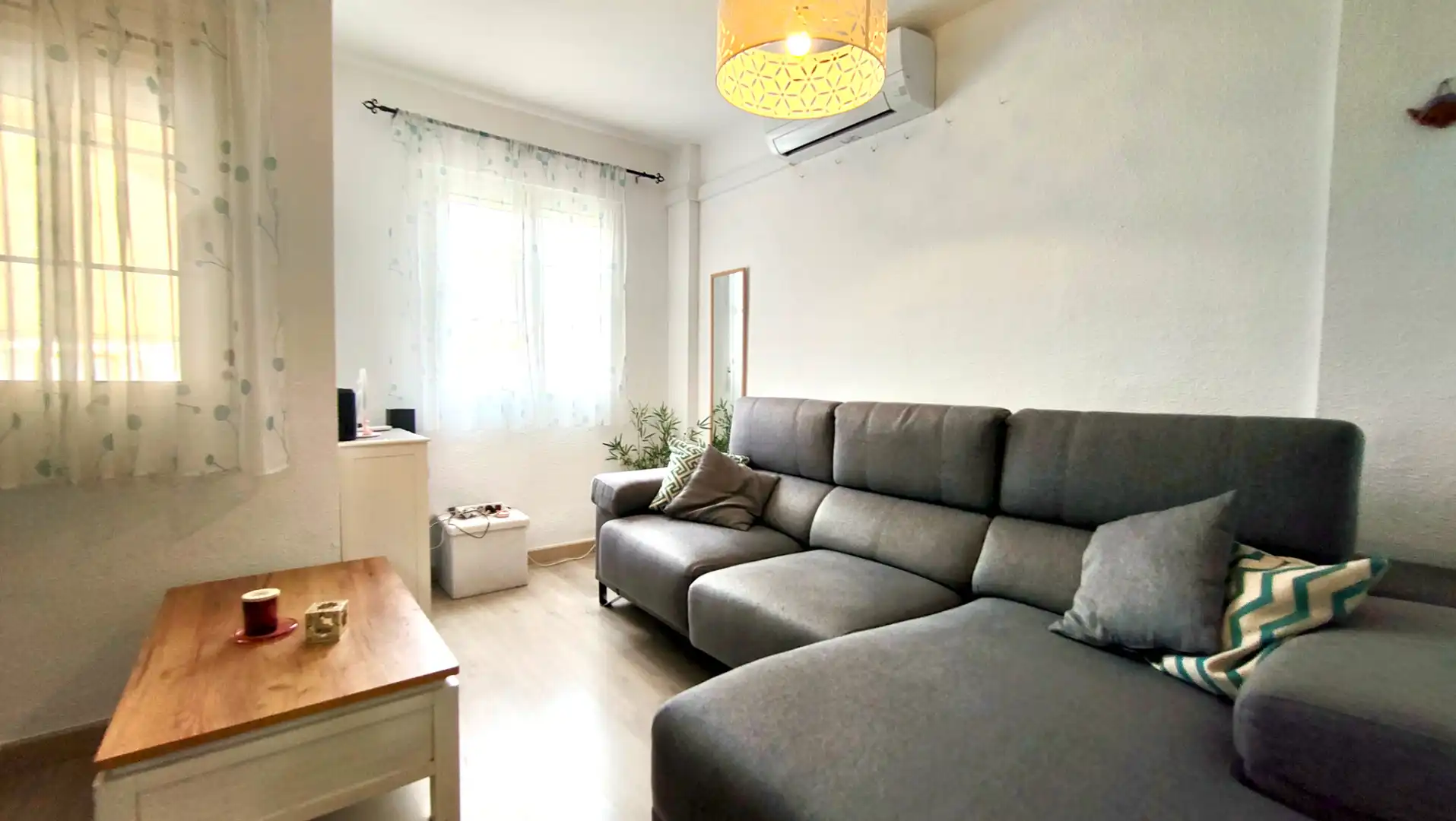 Sala de estar de Casa adosada en venta en Santa Pola con Aire acondicionado, Calefacción y Jardín privado
