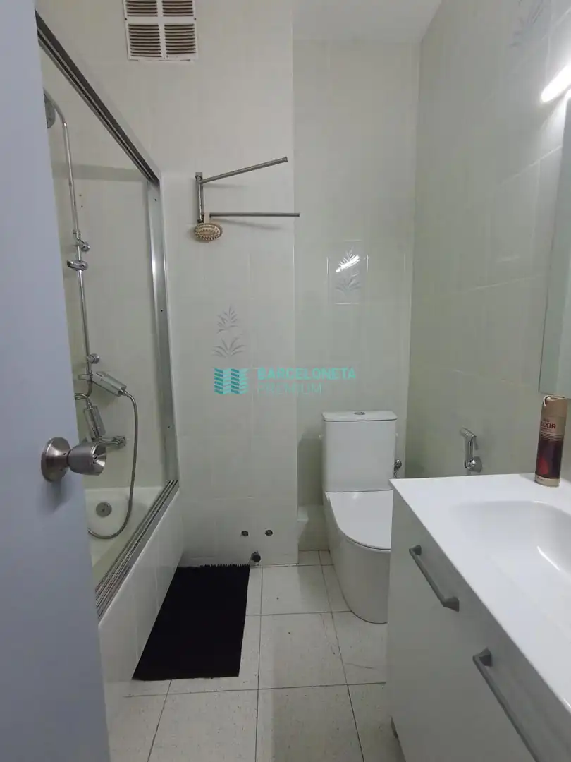 Baño de Piso en venta en Barcelona con Calefacción, Terraza y Alarma