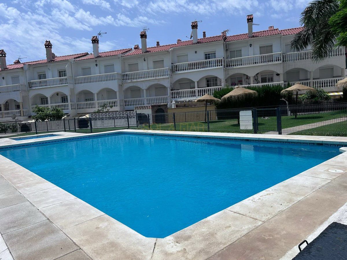 Piscina de Casa adosada en venta en Benalmádena con Terraza, Trastero y Piscina comunitaria