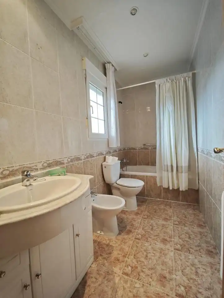 Baño de Casa adosada en venta en El Álamo con Aire acondicionado, Calefacción y Jardín privado