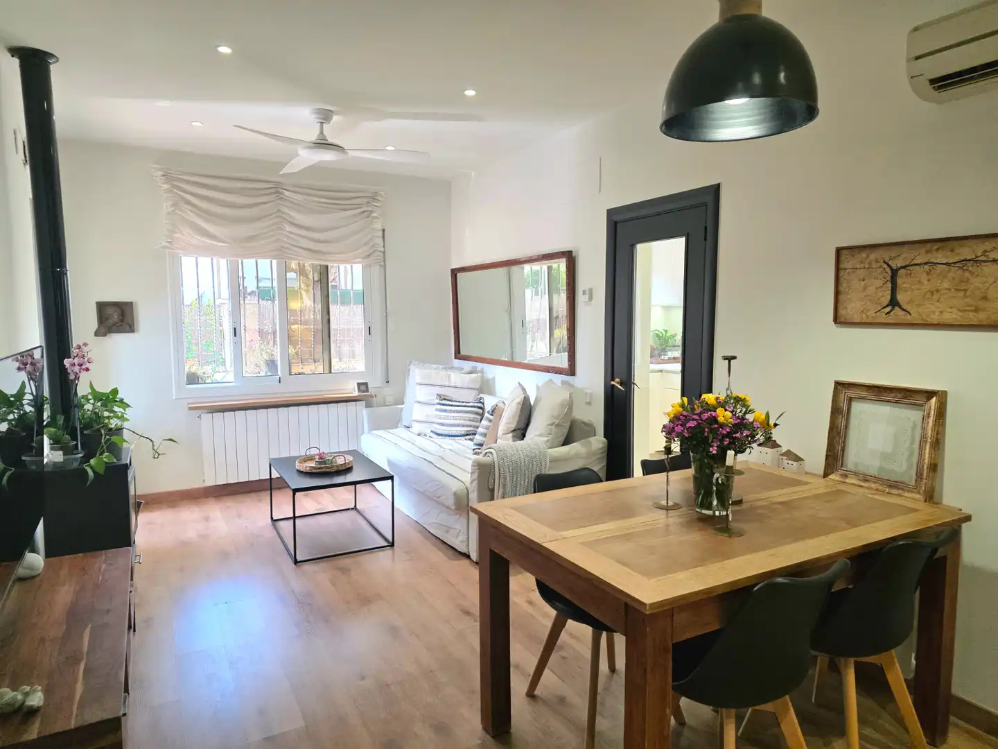 Sala d'estar de Casa adosada en venda en Cerdanyola del Vallès amb Aire condicionat, Calefacció i Jardí privat