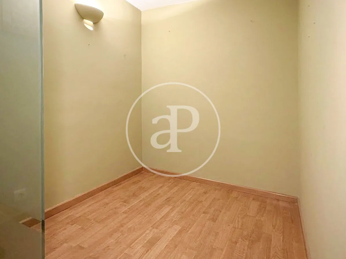Flat for sale in  Valencia Capital  with Air Conditioner and Heating