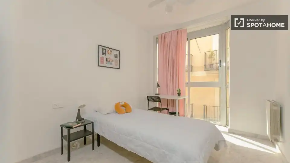 Habitación de Piso de alquiler en Valencia con Aire acondicionado, Calefacción y Amueblado