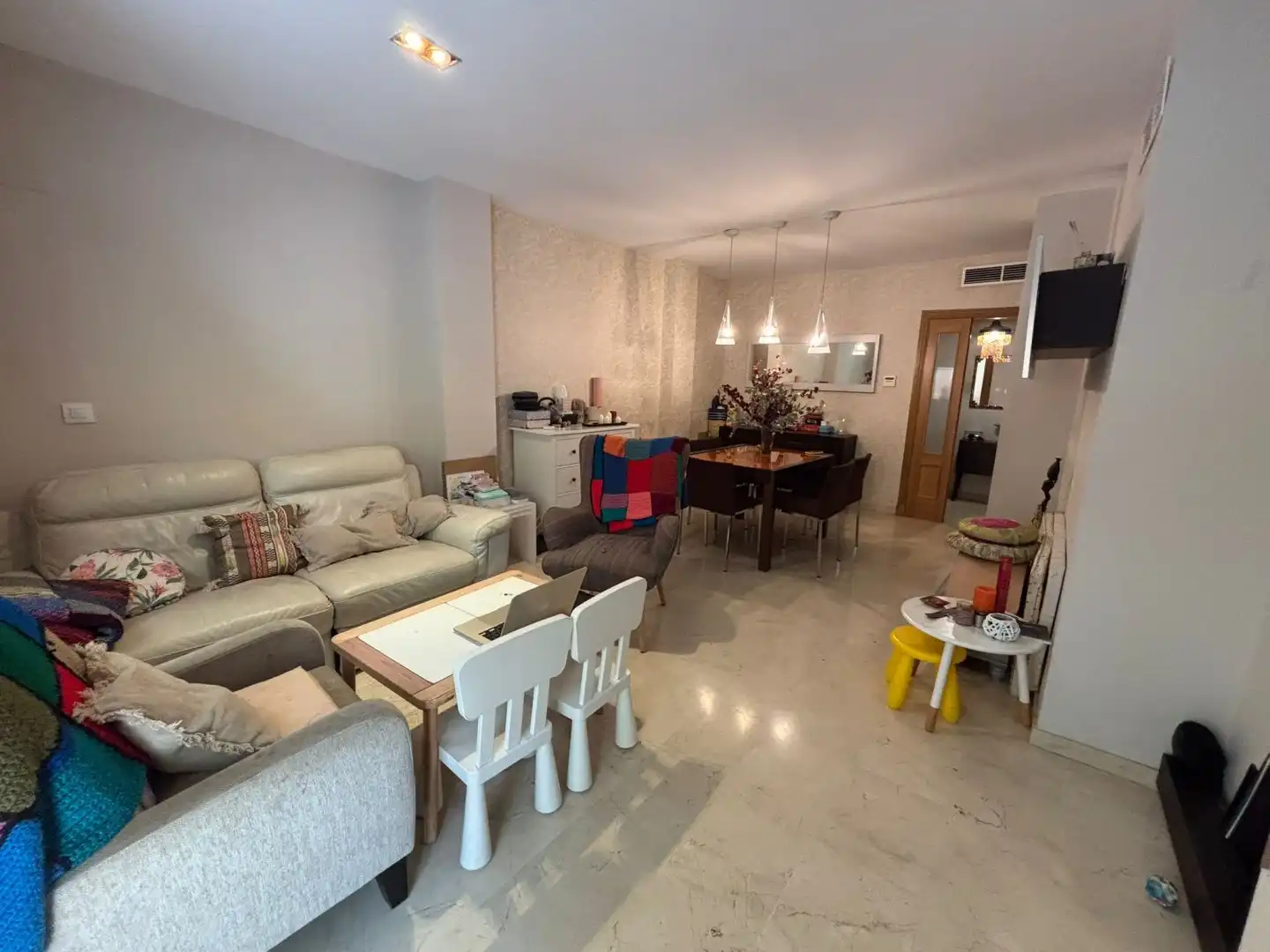 Wohnung zum Verkauf in Bormujos mit Klimaanlage, Terrasse und Abstellraum