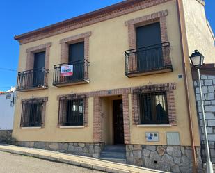 Vista exterior de Casa adosada en venda en Navalperal de Pinares amb Balcó