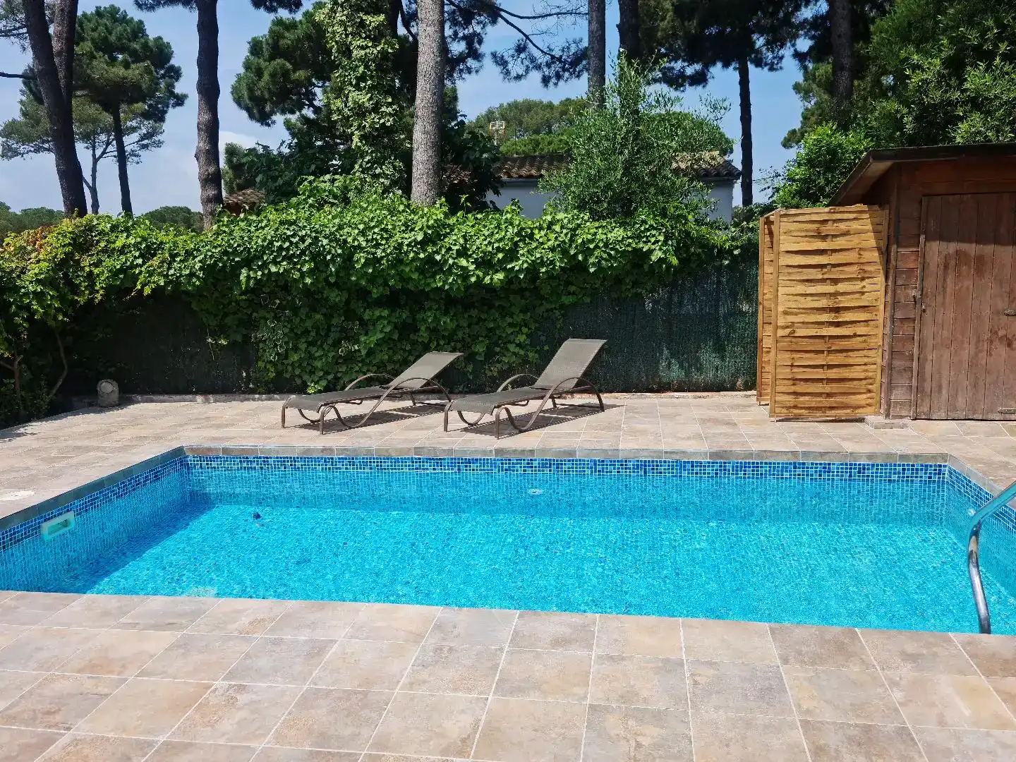 Piscina de Pis de lloguer en Begur amb Aire condicionat, Jardí privat i Traster