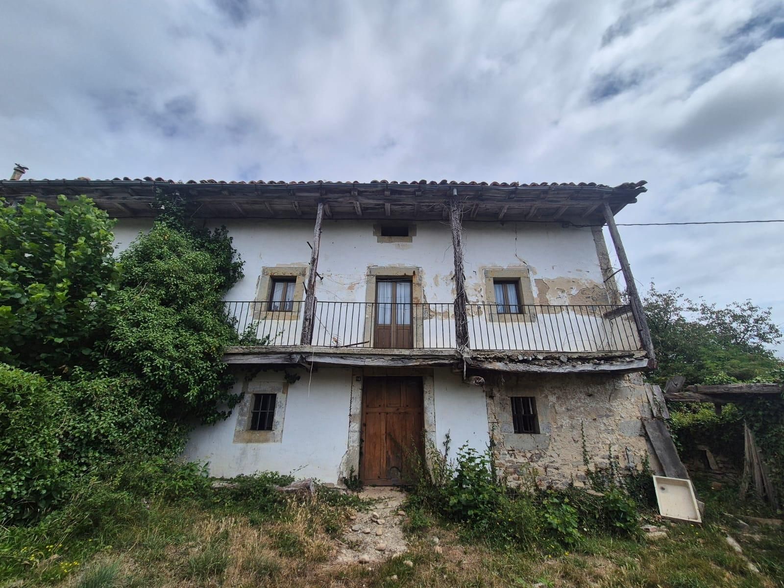 Vista exterior de Casa adosada en venda en Merindad de Montija amb Jardí privat