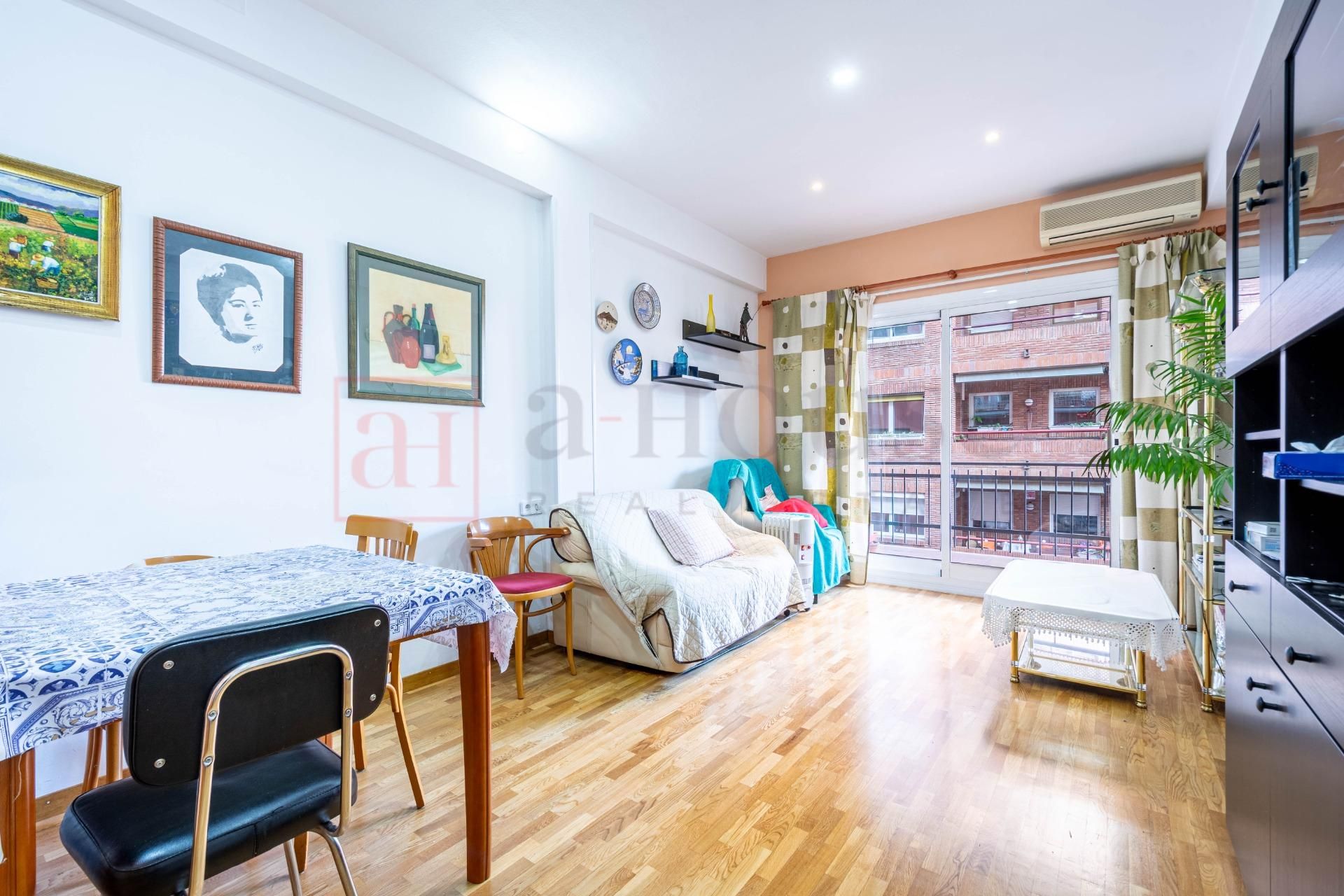 Exterior view of Flat for sale in  Barcelona Capital  with Air Conditioner, Heating and Parquet flooring