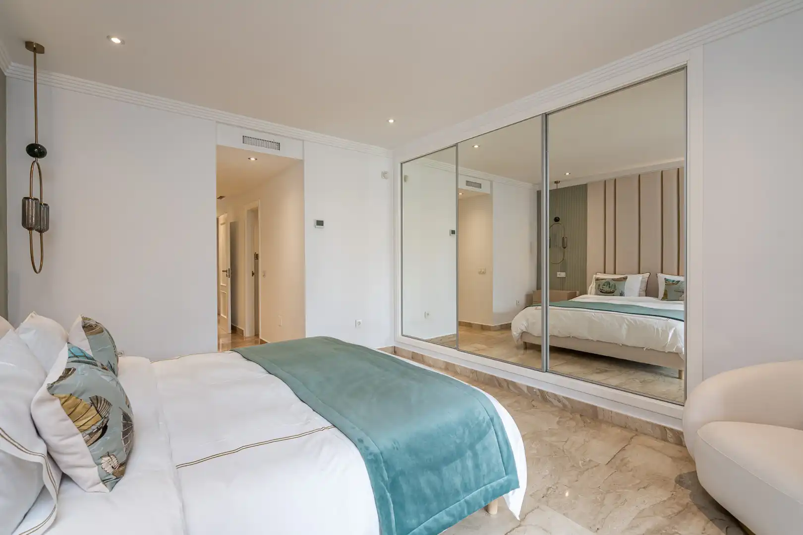 Habitación de Planta baja en venta en Estepona con Aire acondicionado, Terraza y Piscina