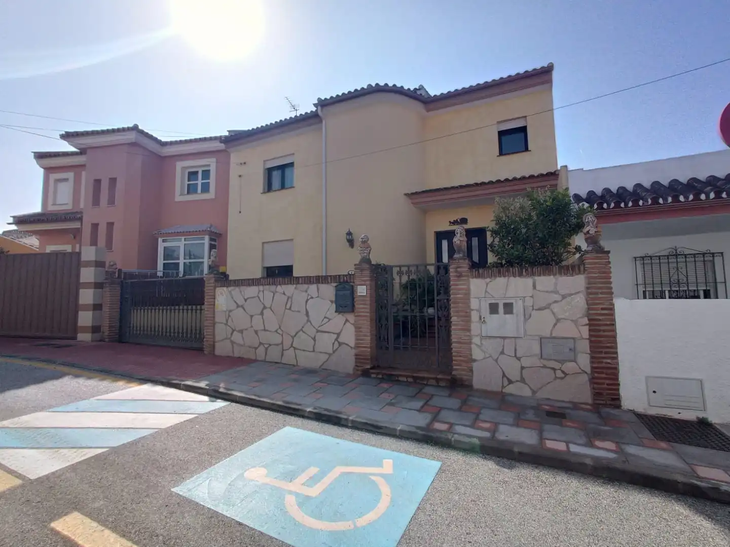 Vista exterior de Casa o chalet de alquiler en Fuengirola con Aire acondicionado, Calefacción y Jardín privado