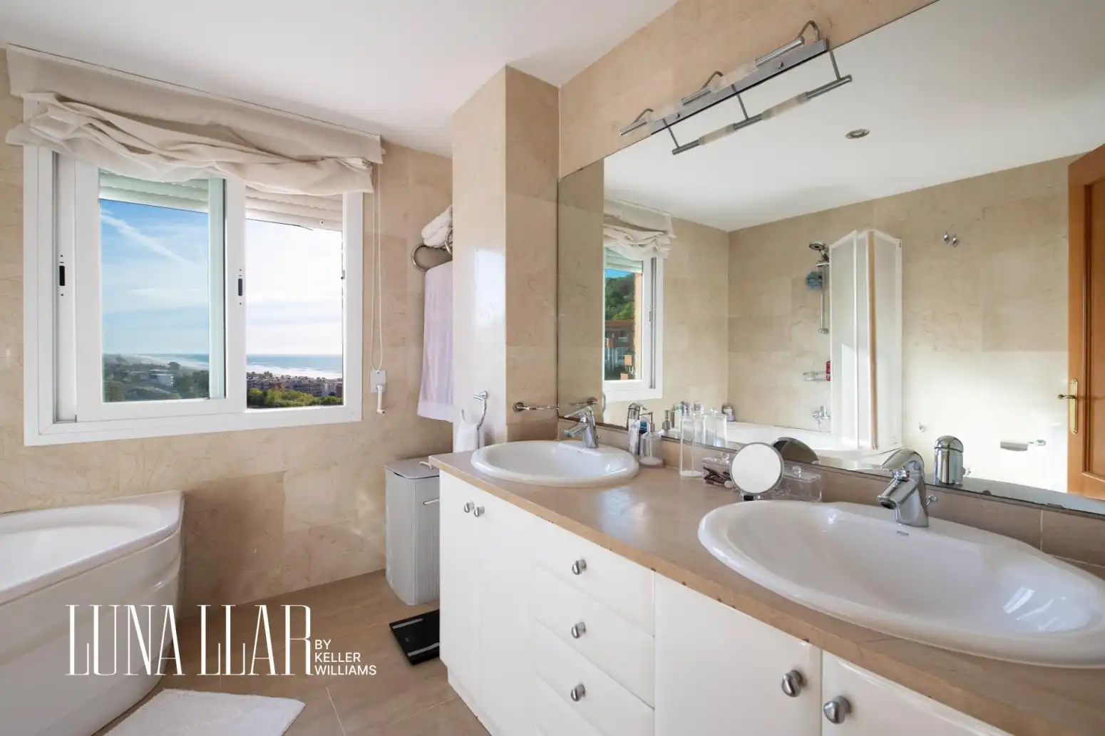 Bathroom of Attic for sale in Sitges  with Air Conditioner and Terrace