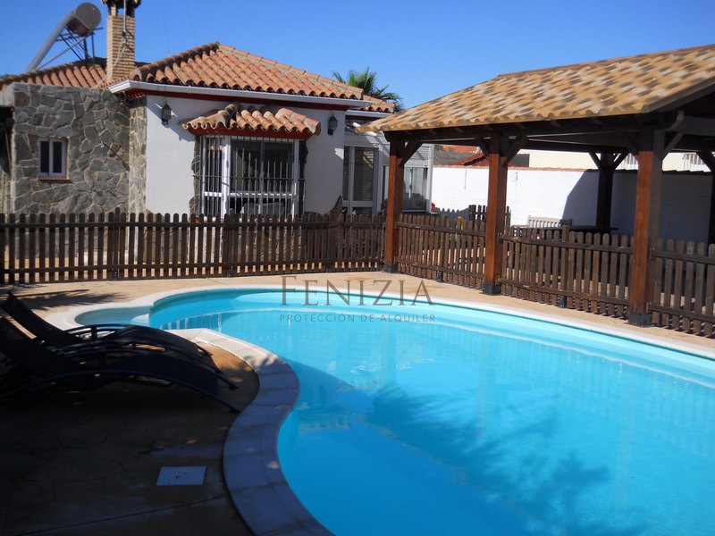 Piscina de Casa o xalet en venda en Chiclana de la Frontera amb Aire condicionat, Jardí privat i Traster