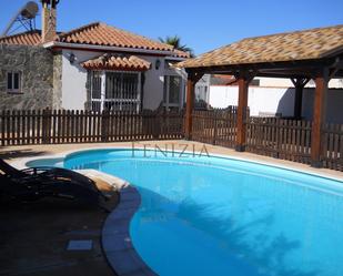 Piscina de Casa o xalet en venda en Chiclana de la Frontera amb Aire condicionat, Jardí privat i Traster