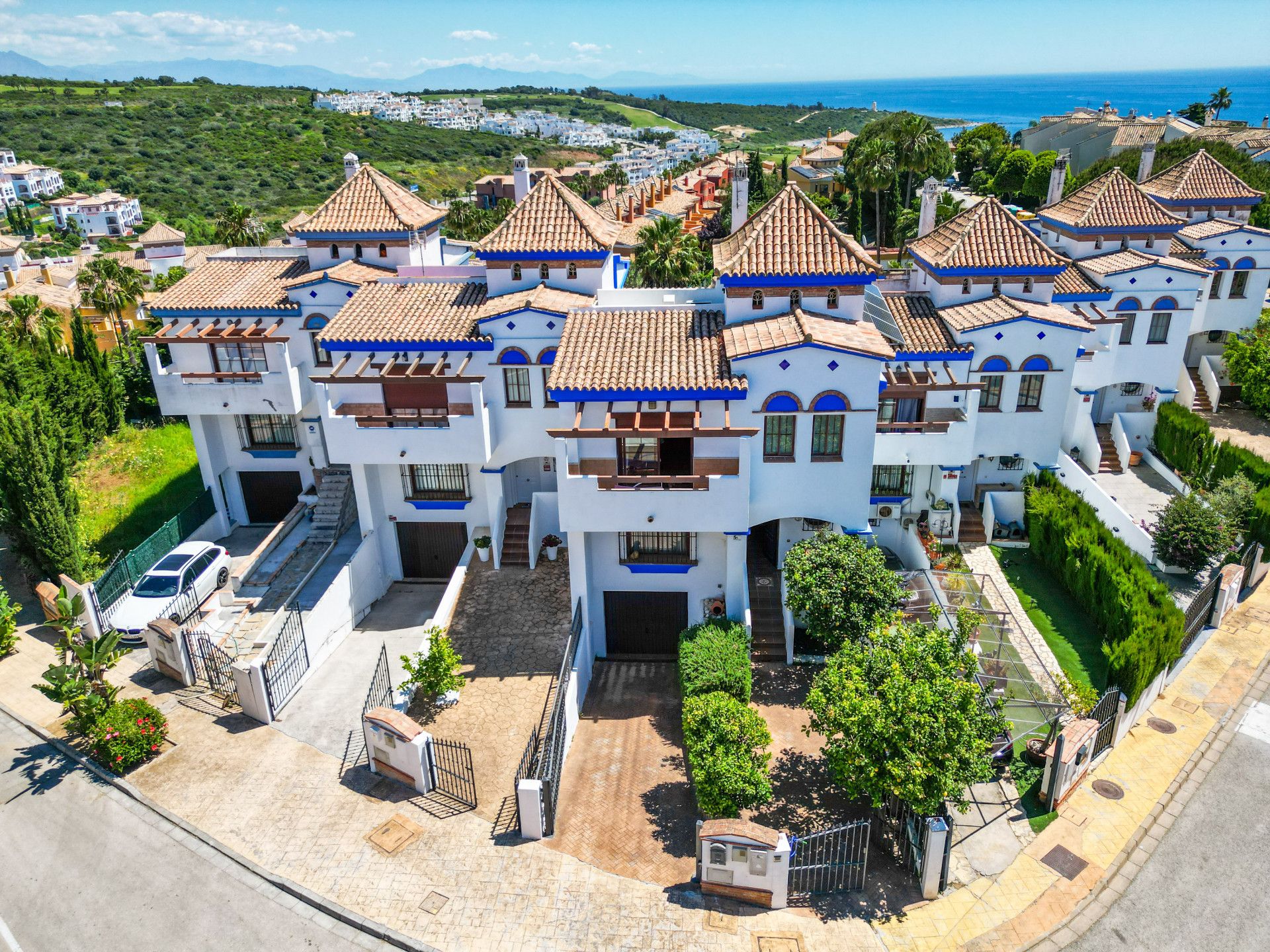 Vista exterior de Casa adosada en venda en La Alcaidesa amb Aire condicionat, Jardí privat i Terrassa